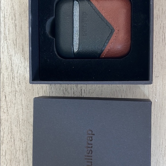 NIB Bullstrap airPod Leather protector case - Picture 4 of 4